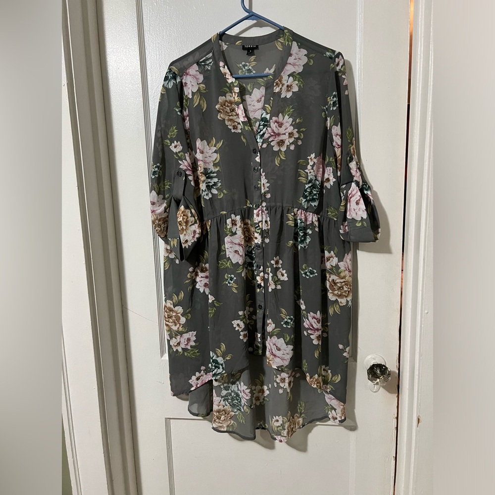 🌸3/$30🌸 Sheer high low top from torrid. Size 1